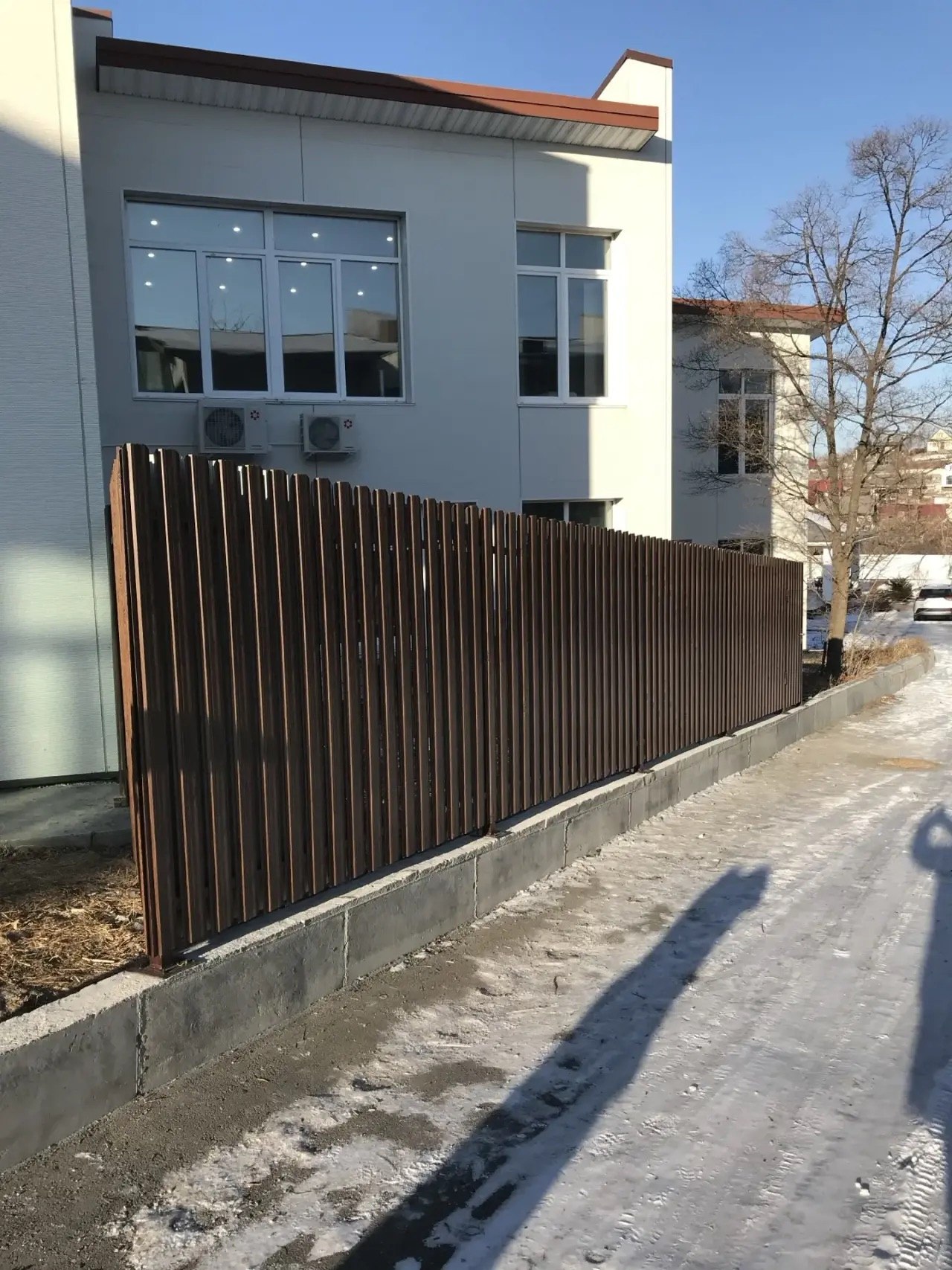 Металлический штакетник коричневого оттенка